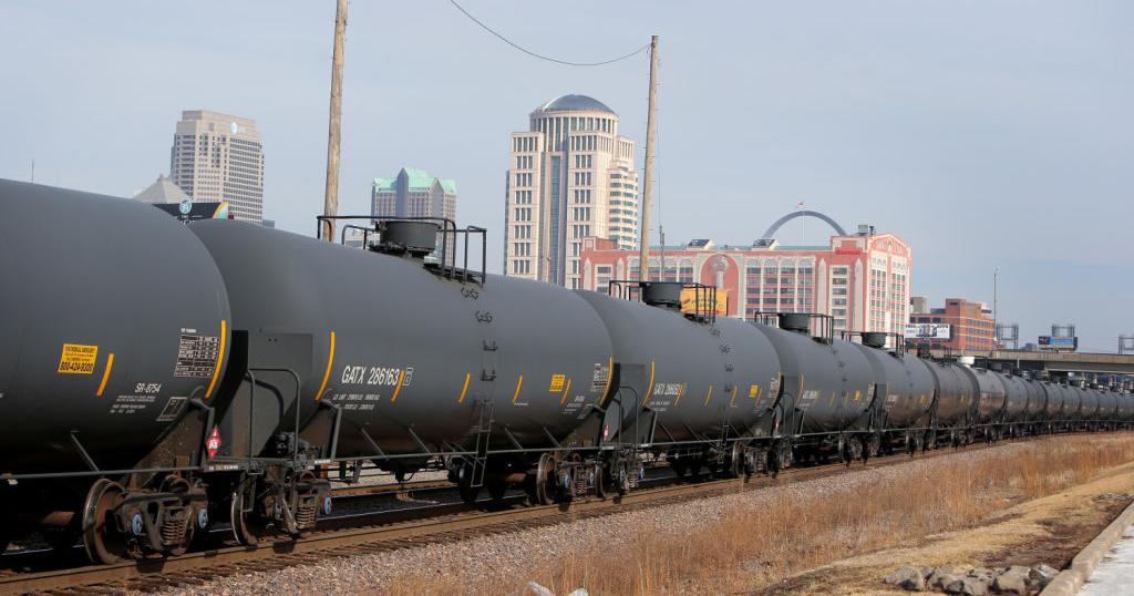 Crude oil boom has tankers rumbling through Holly Hills neighborhood