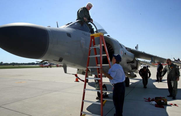 Cardinals outfielder Nootbaar worked on fighter jets parts