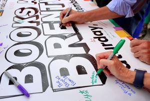 Volunteers from human chain to move Brentwood library books to new building
