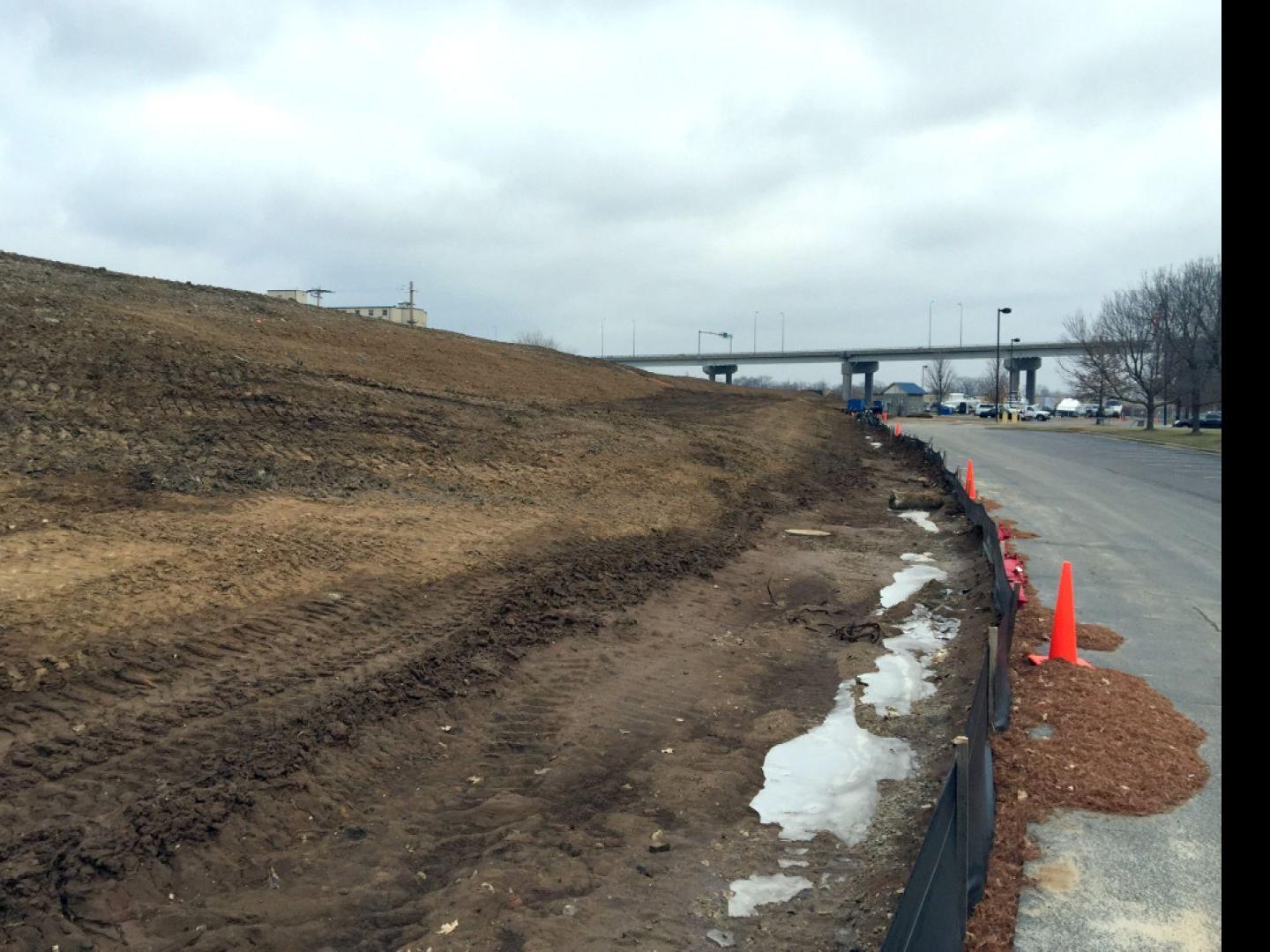 Levee Fixes Are On Schedule Metro East Officials Say Illinois Stltoday Com