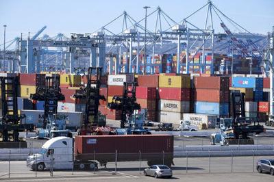 LA, Long Beach ports will issue fines for backlogged cargo