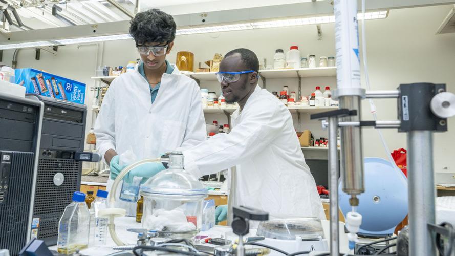 High school student Ayush Vasireddy gaining hands-on chemistry research experience using nanoporous gold at UMSL