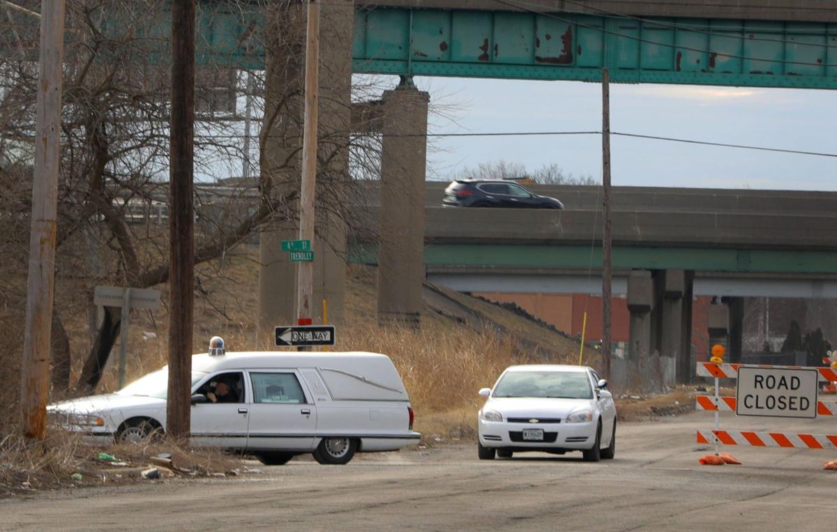 Motorist falls to his death from bridge in Illinois