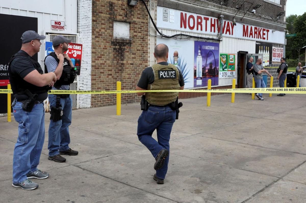 Federal agents raid Ƶ area markets