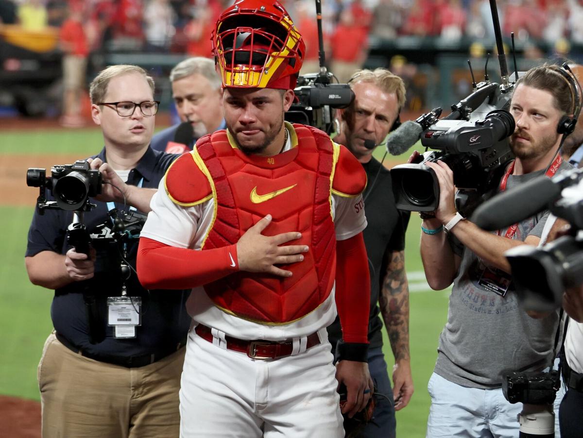 THIS: Yadi shows Waino some love after strong outing 