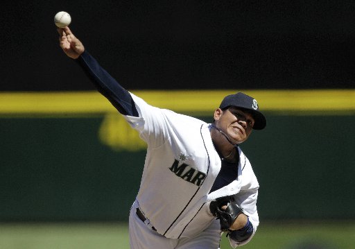 Hernandez shows off Cy Young in Seattle