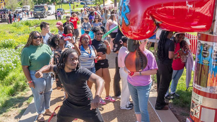UMSL community makes merry during annual Mirthweek celebration