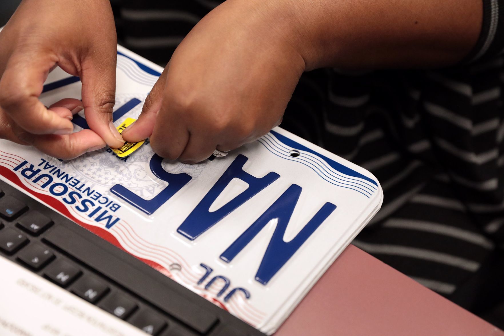 license plate sticker renewal illinois deadline