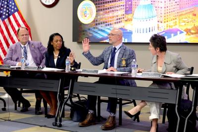 �����Ӱ�ԭ�� Board of Police Commissioner approve raises for command staff