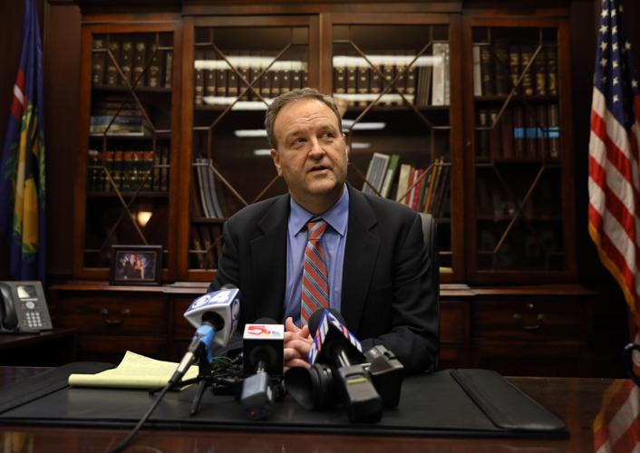 �����Ӱ�ԭ�� County settles lawsuit with gay police officer for $10.25 million