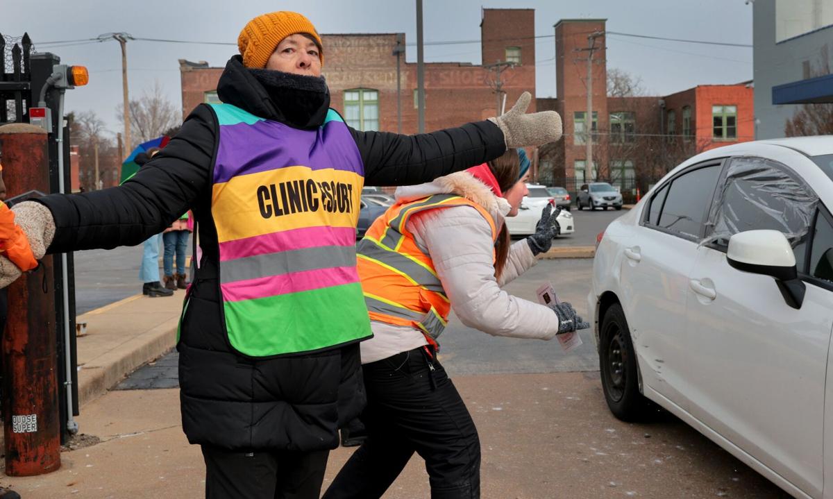 As abortion services move towards resuming in Missouri, protests do too