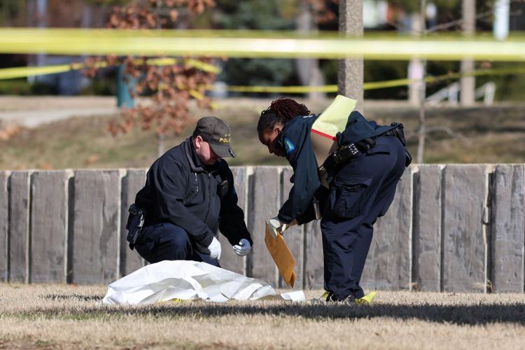 �����Ӱ�ԭ�� police investigate double shooting in the 1000 block of Hamilton Avenue