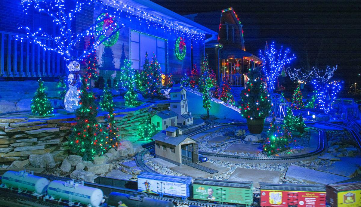 St. Louis Christmas light connoisseurs put in 40-hour weeks on the hunt