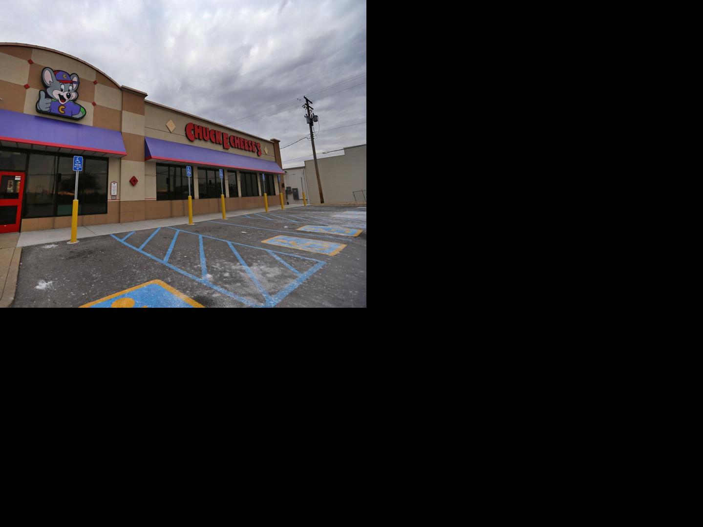 Woman attacked with knife outside Chuck E. Cheese's restaurant in South