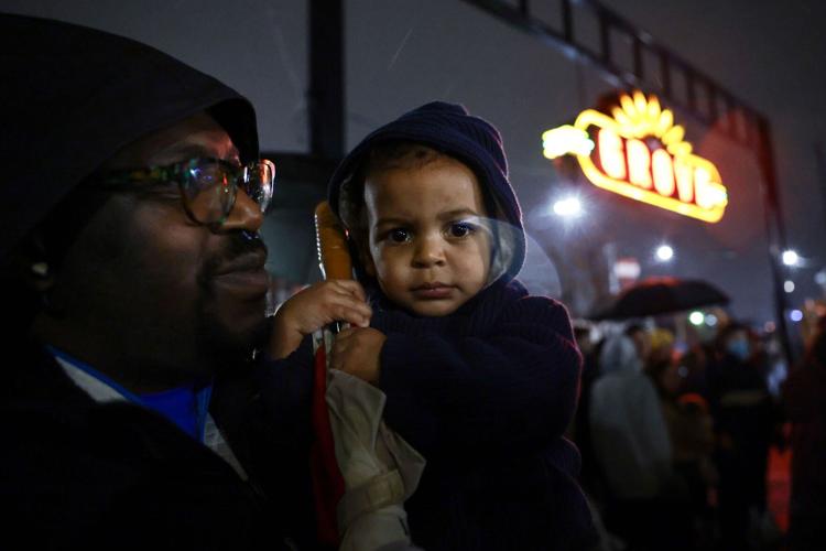 �����Ӱ�ԭ��ans protest Minnesota ICE killing, in pouring rain