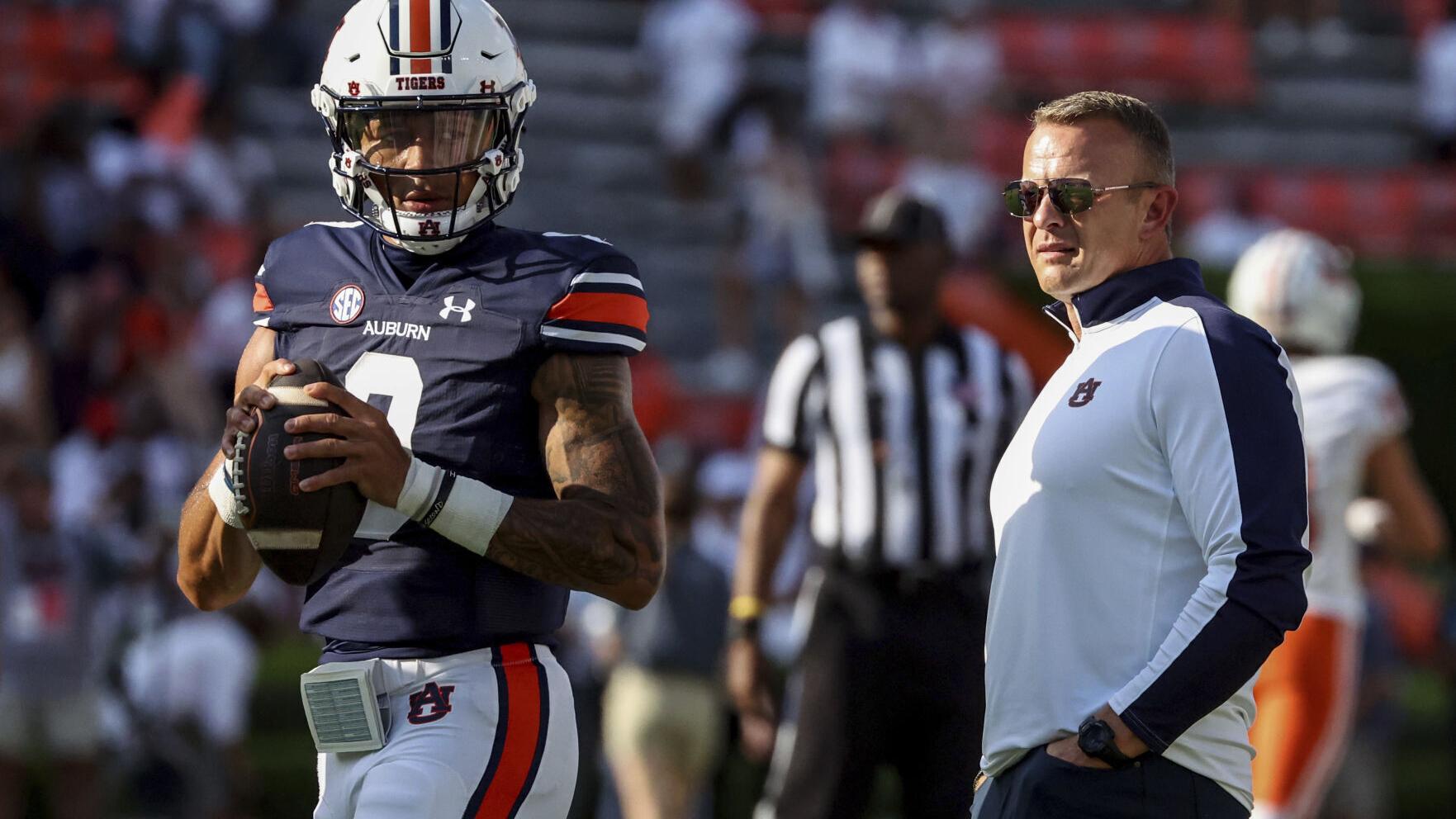 See Auburn football fans cheer loudly when Robby Ashford announced as starting quarterback