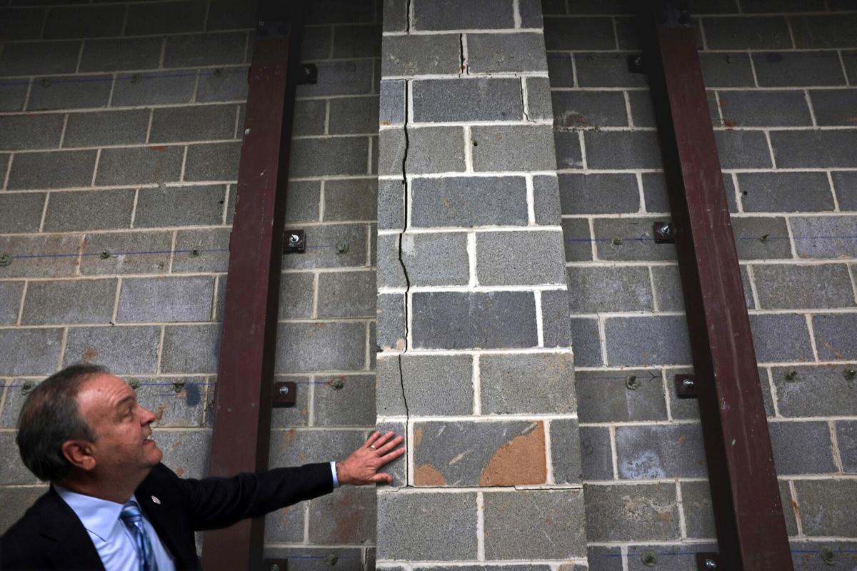 �����Ӱ�ԭ�� County executive shows media issues with headquarters building
