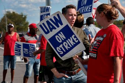 Hawley visits UAW picket line in Wentzville