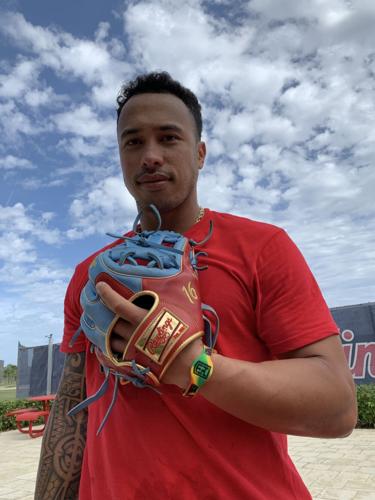 Glove at first sight: Cardinals' Wong working in new-look glove, one with a  golden touch