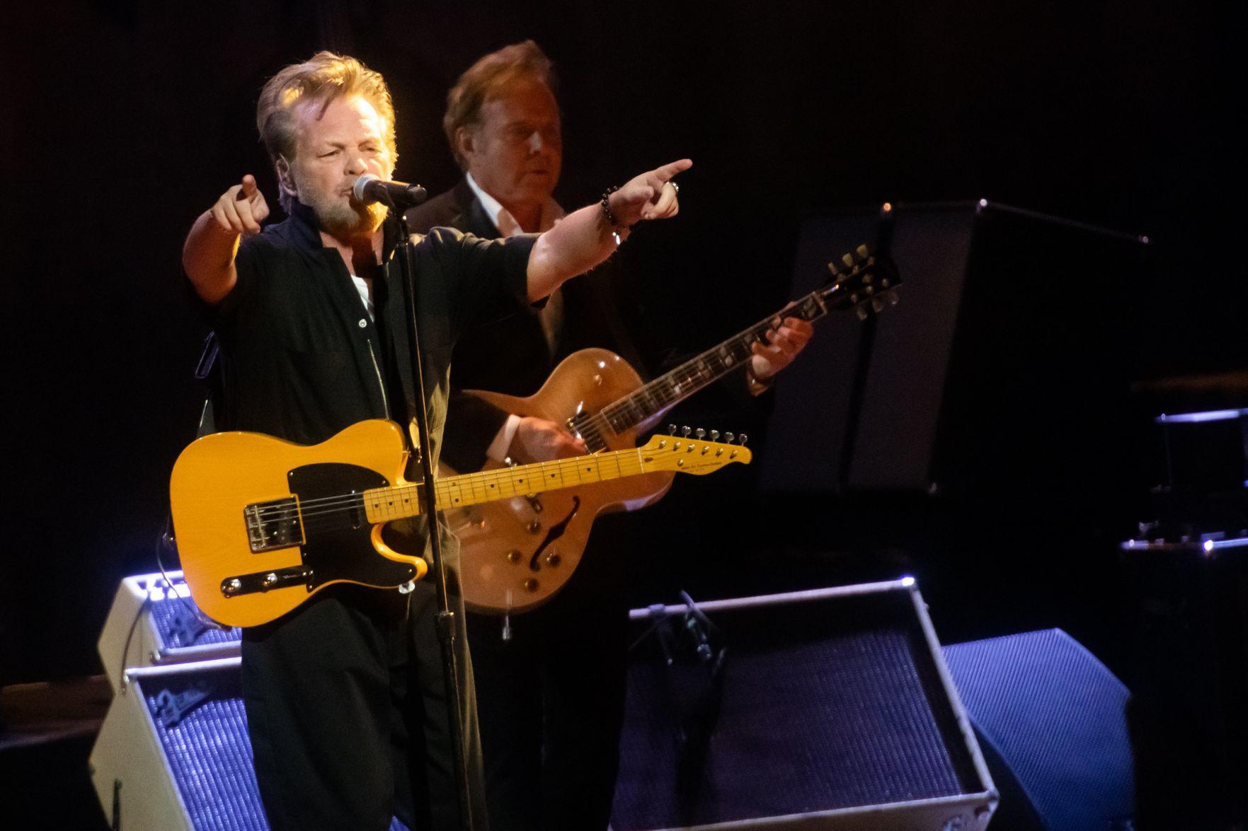 John Mellencamp connects with fans in a show of hits, covers and quiet