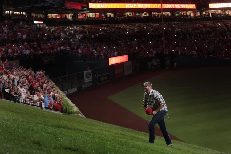 Adam Wainwright turns country performer after Cardinals game