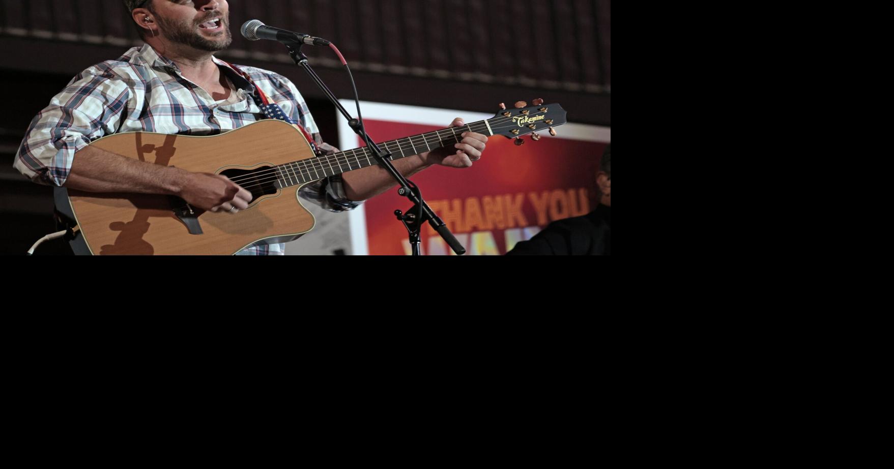 Adam Wainwright sings 'The Star-Spangled Banner' at Busch 