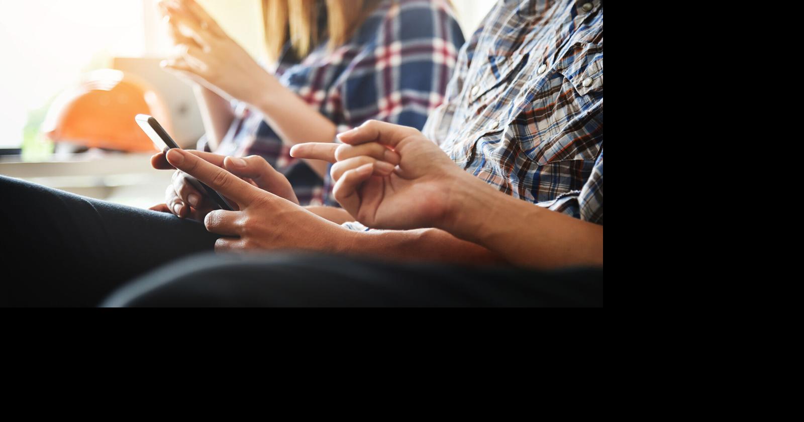 Governor signs measure banning cellphones in Missouri schools