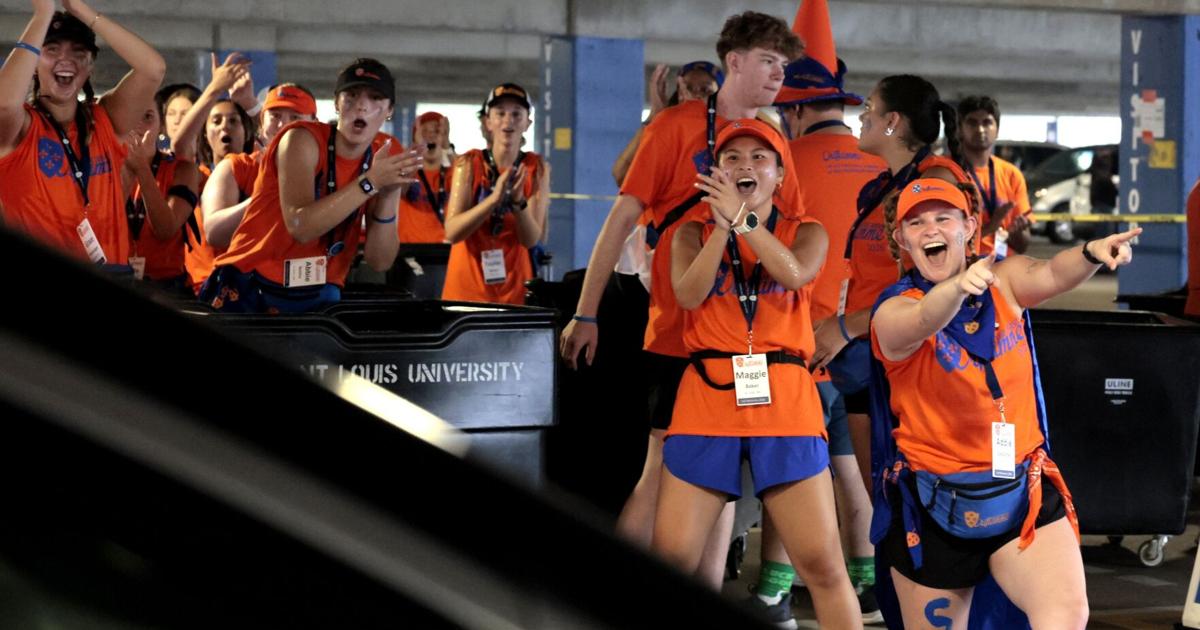 Photos: Incoming St. Louis University incoming freshman greeted with cheers on move-in day