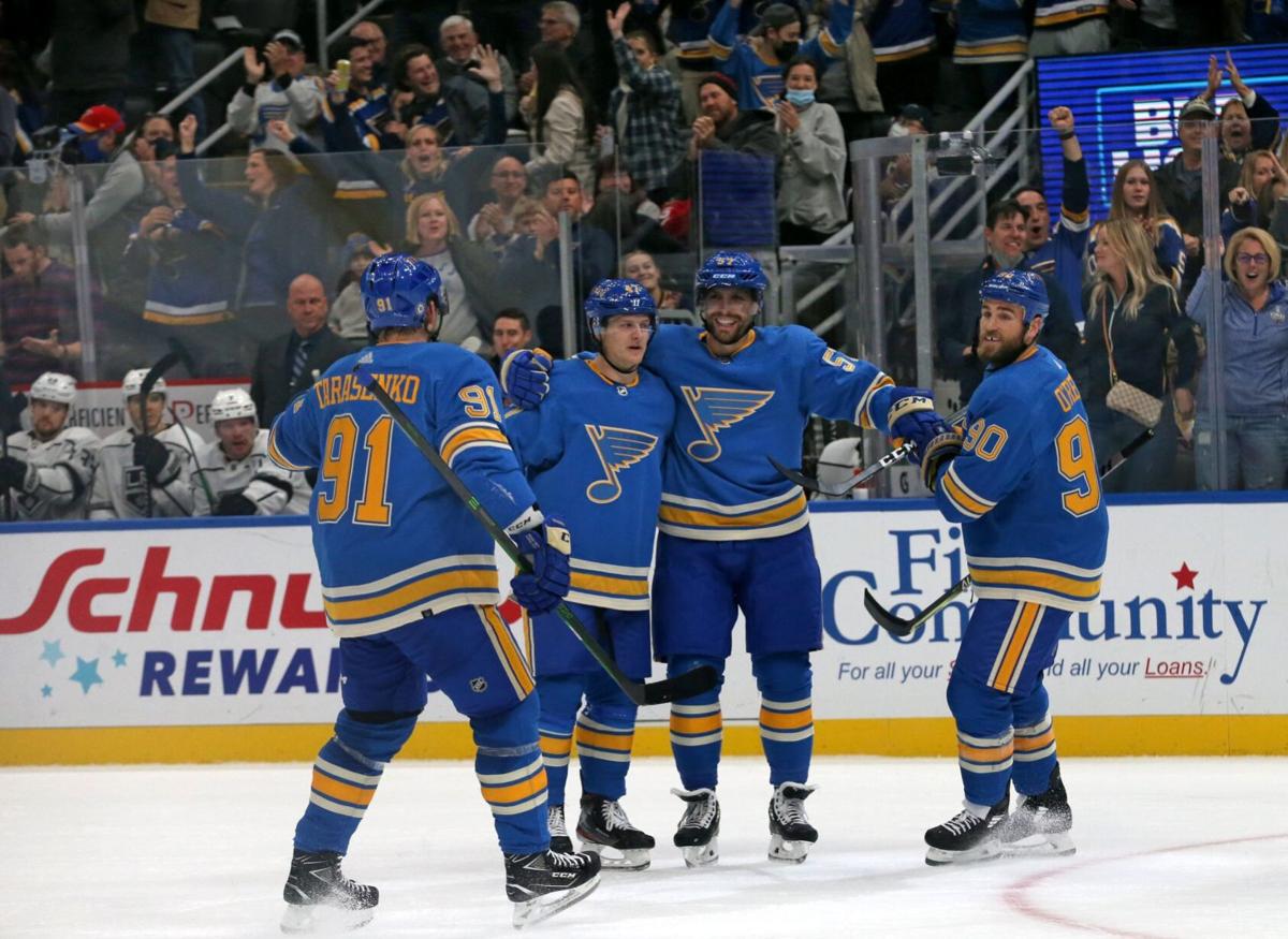 David Perron gets standing ovation in 'unbelievable' return to St. Louis