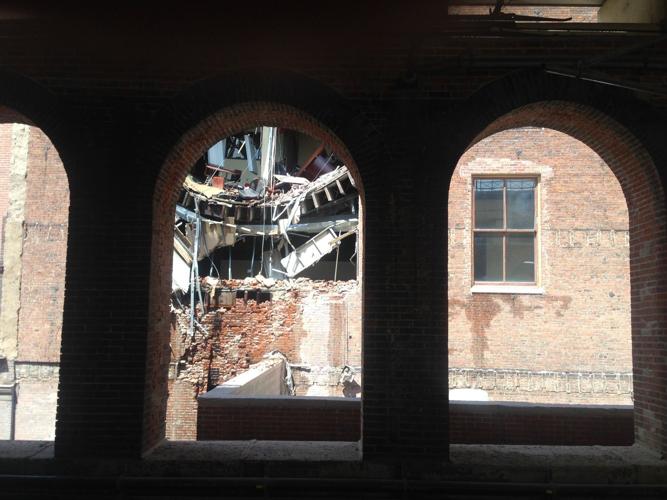 Side of Laclede's Landing building collapses; no injuries reported