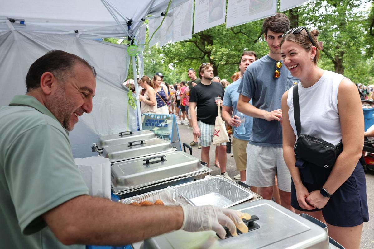 �����Ӱ�ԭ�� celebrates the Festival of Nations in Tower Grove Park