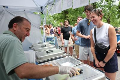�����Ӱ�ԭ�� celebrates the Festival of Nations in Tower Grove Park