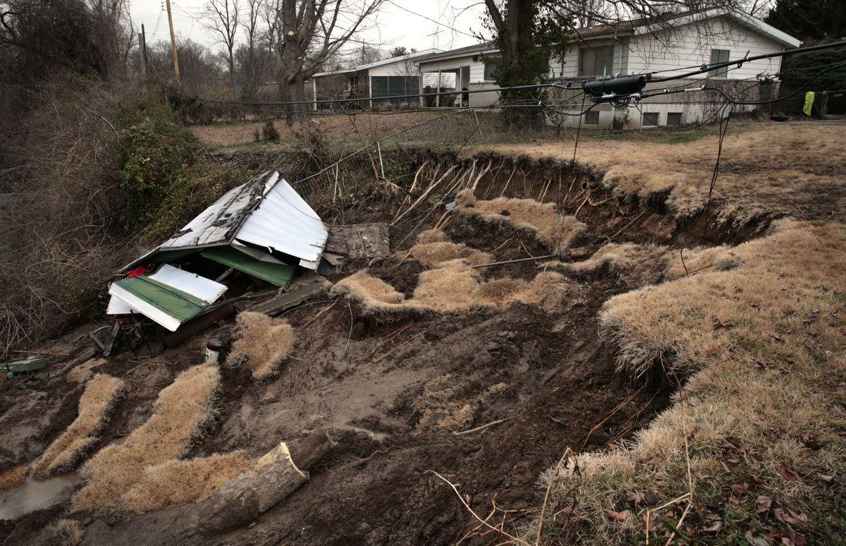 Landslide Destroys Shed Takes Yards Along Maline Creek Politics Stltoday Com