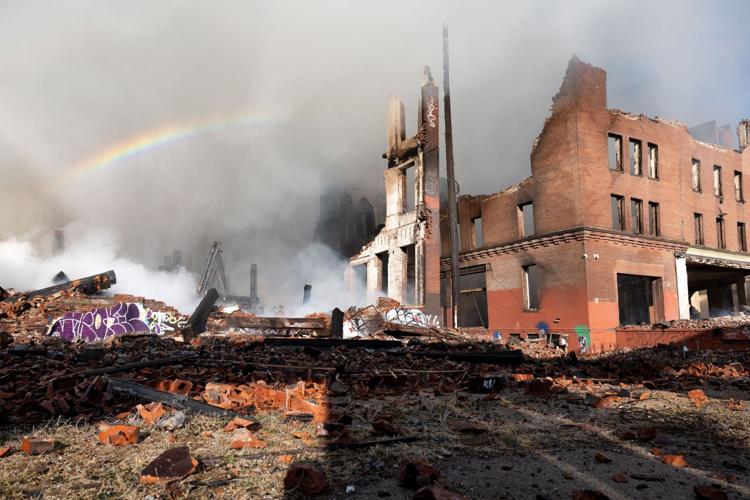 Fire burns vacant warehouse on Gratiot Street