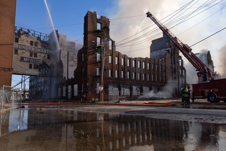 Fire burns vacant warehouse on Gratiot Street