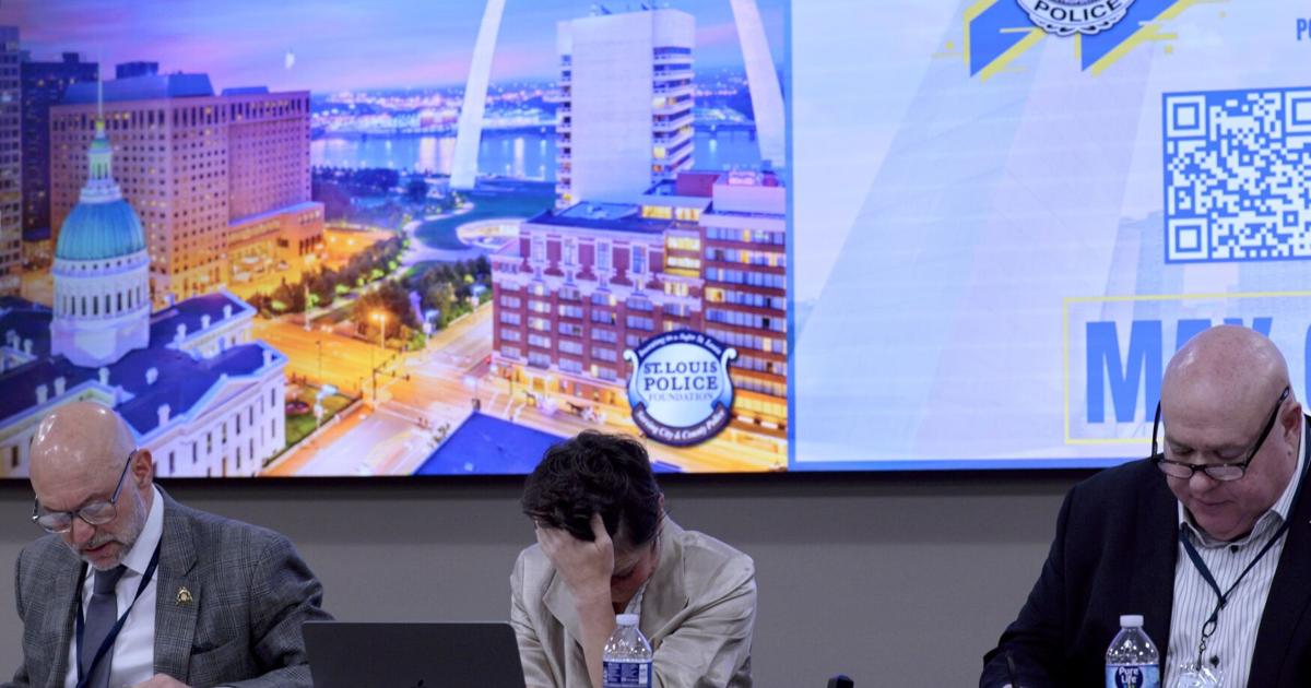 Cops accuse St. Louis mayor of using officer funeral for wage debate. Mayor denies it.