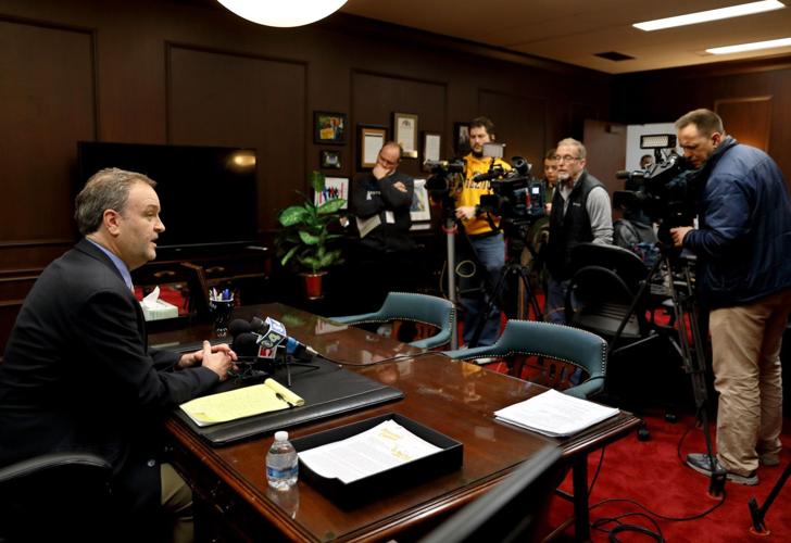 �����Ӱ�ԭ�� County settles lawsuit with gay police officer for $10.25 million