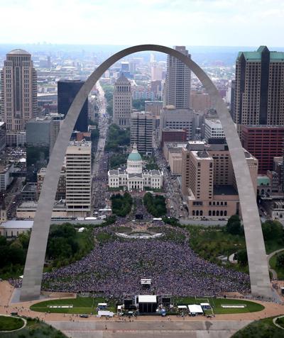 Ӱԭ Blues parade Stanley Cup to the Arch for fans