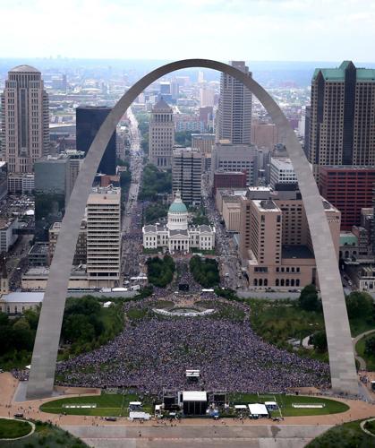 Ӱԭ Blues parade Stanley Cup to the Arch for fans