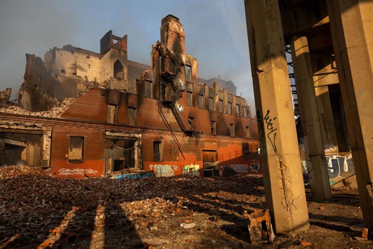Fire burns vacant warehouse on Gratiot Street