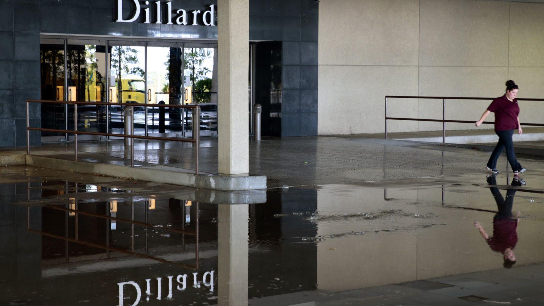 Water Main Ruptures At Dillard S In Chesterfield Gushing Water Closes Store Metro Stltoday Com