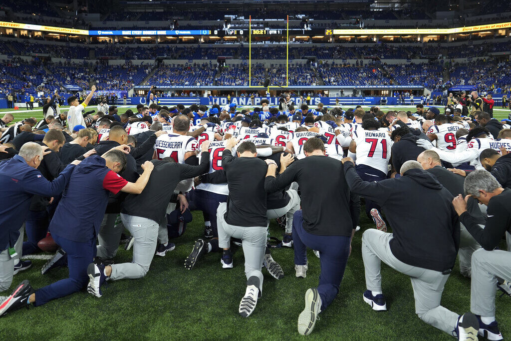 Acrisure Stadium. 18th Sep, 2022. Team prayer at the end of the