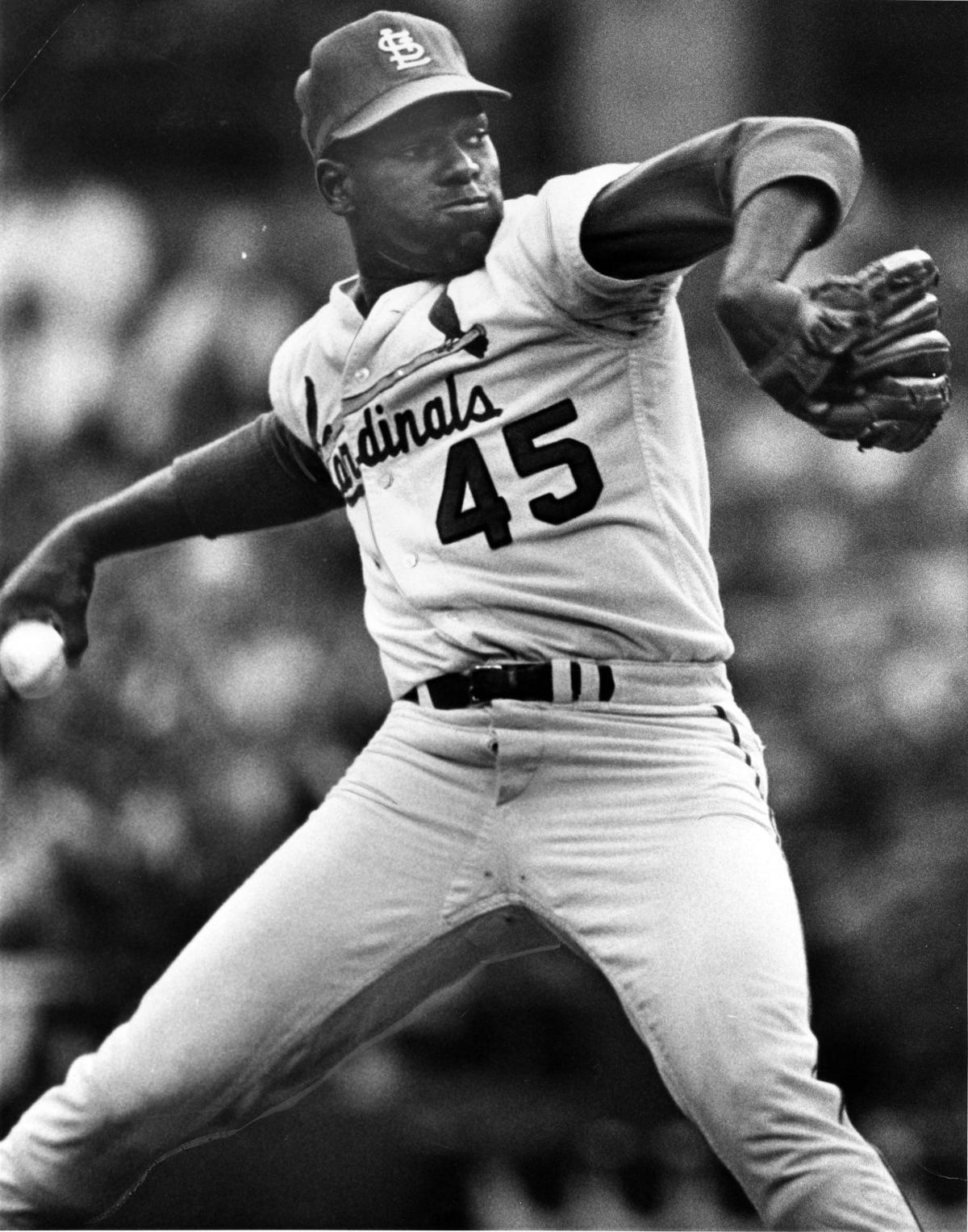 UNSIGNED Bob Gibson 8x10 Photo (pitching)