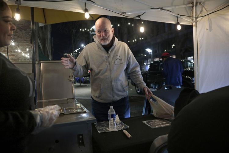 Late-night food �����Ӱ�ԭ�� food vendors face turbulence operating downtown