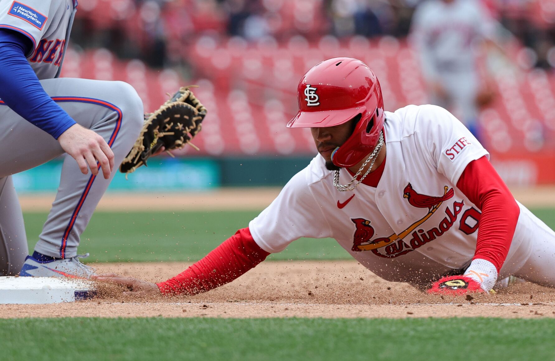 Winn's flare gives Cardinals walk-off win, series victory