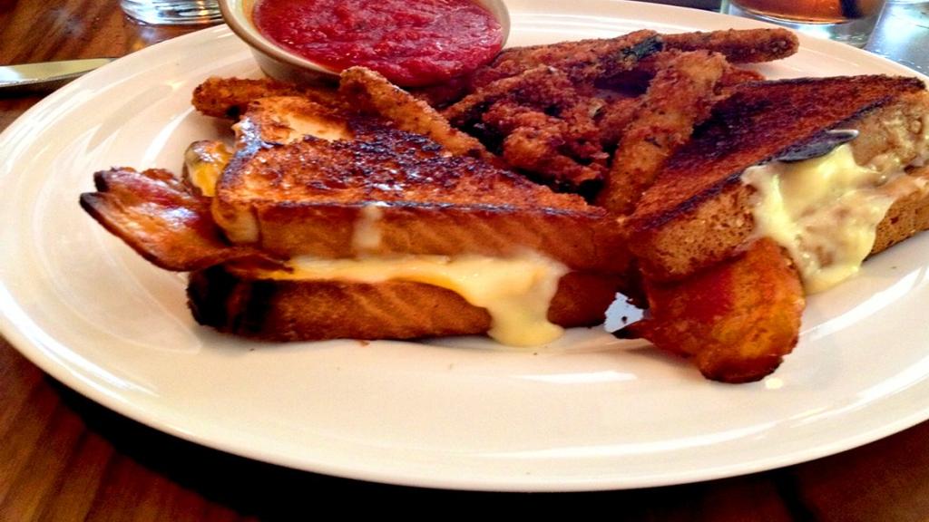Taste This Blt Triple Grilled Cheese At Alumni St Louis Hot List Stltoday Com
