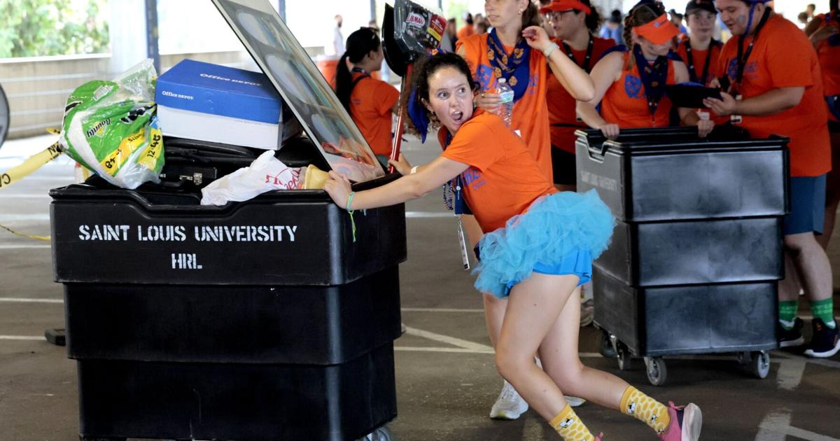 Photos: Cheers welcome incoming St. Louis University incoming freshman on move-in day