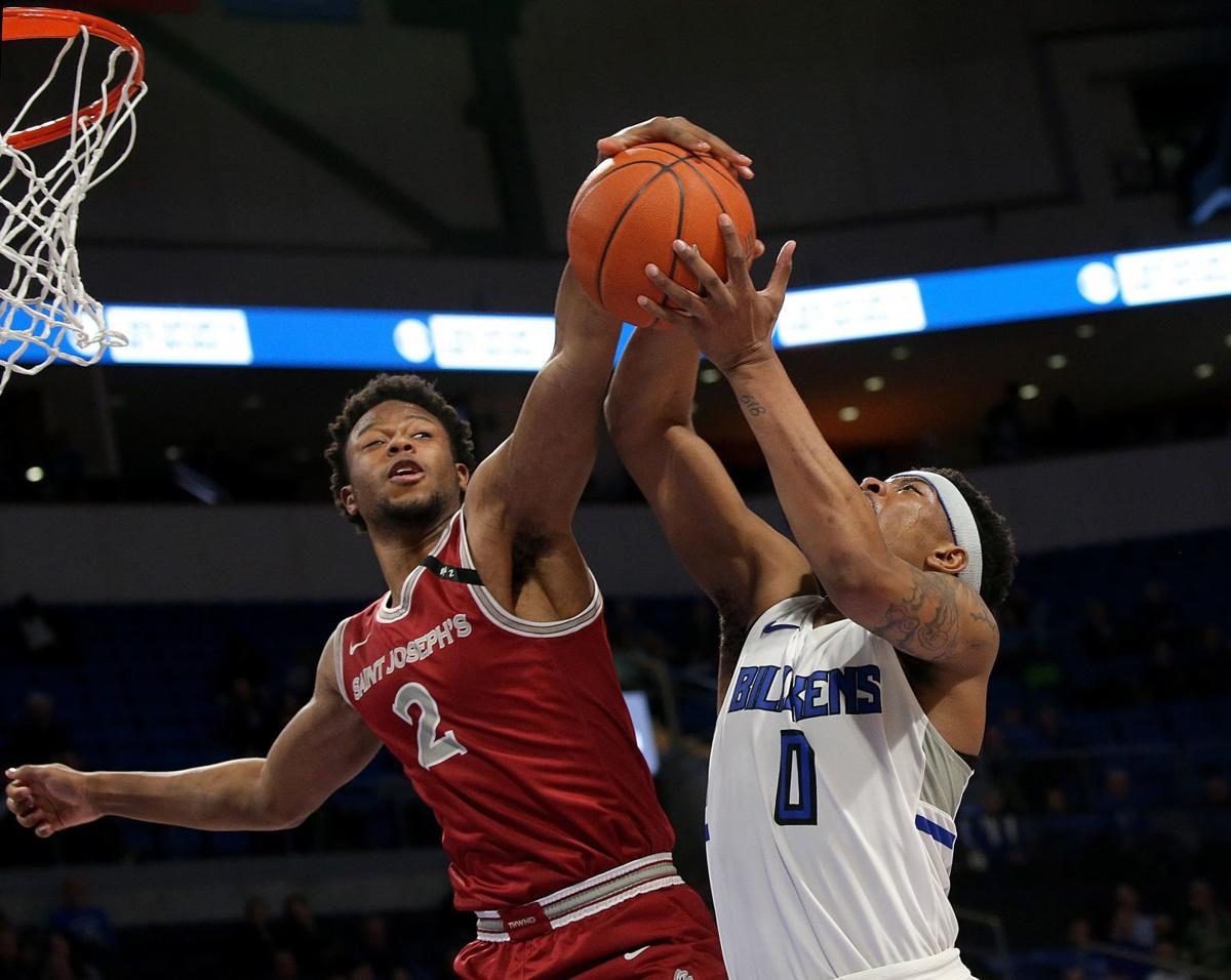 Billikens 76, Hawks 63