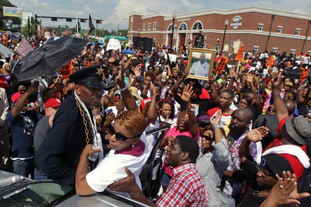 Hundreds of protesters march to Ferguson police department