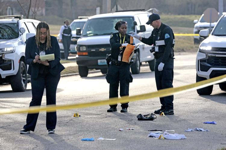 Officer shoots man with knife in north ӣƵ